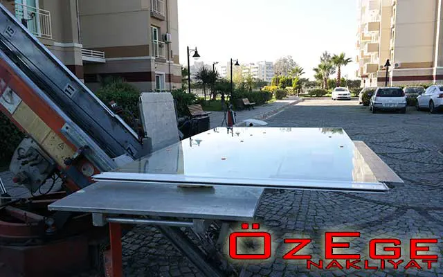 kiralık asansörle cam taşımak
